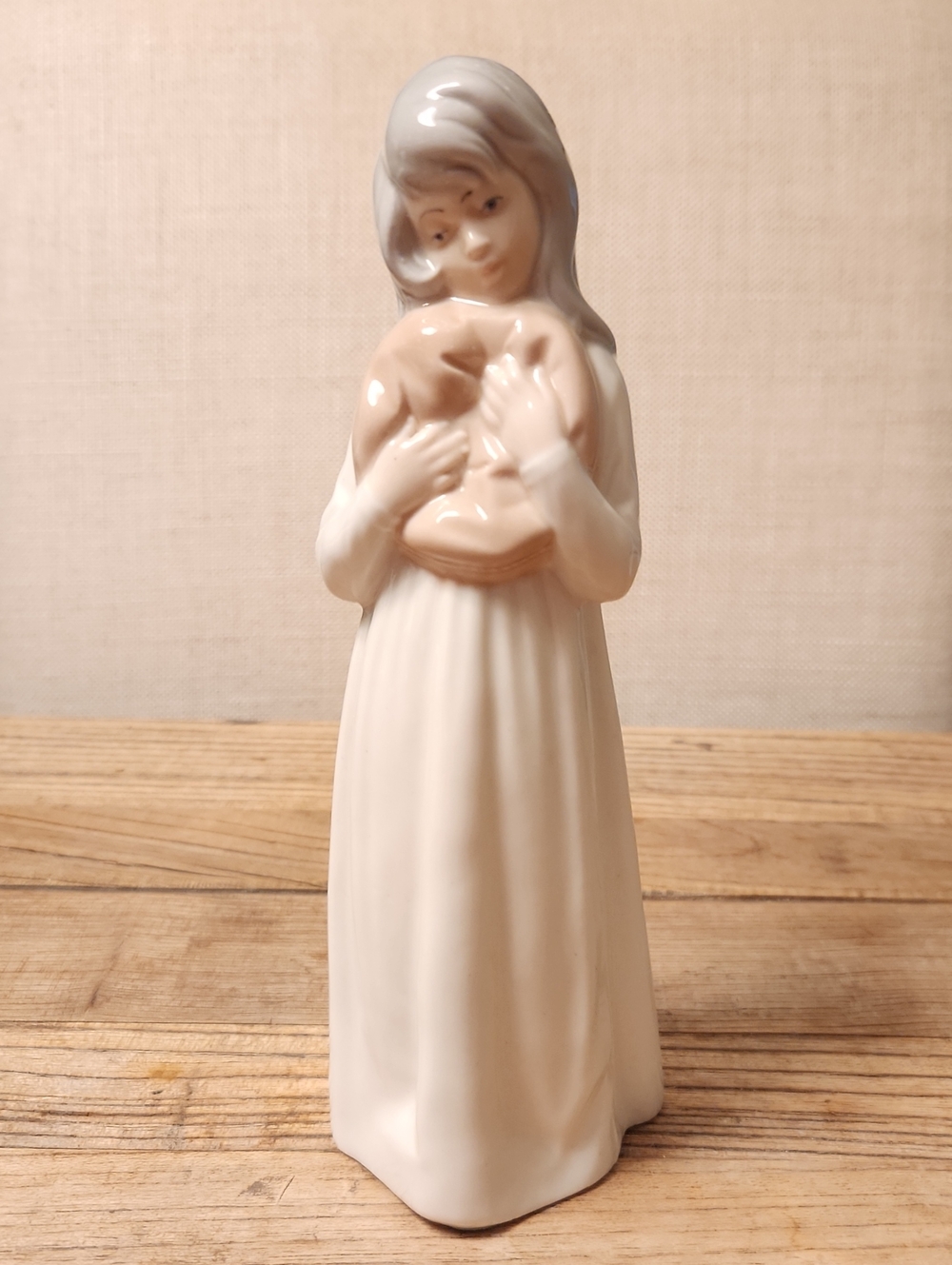 Porcelans Jango Porcelain Girl Holding Pillow Figurine